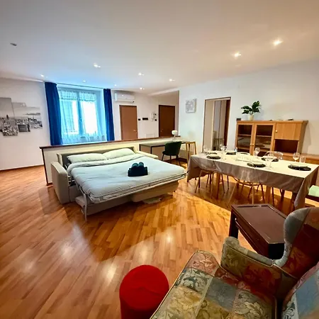 Attic Corti With Private Parking Trieste